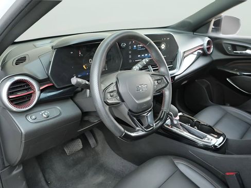 Used 2025 Chevrolet Trax RS w/ Sunroof Package FWD image 6