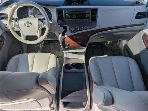Used 2014 Toyota Sienna XLE image 13