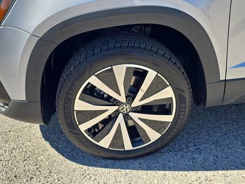 Used 2024 Volkswagen Taos SE image 34