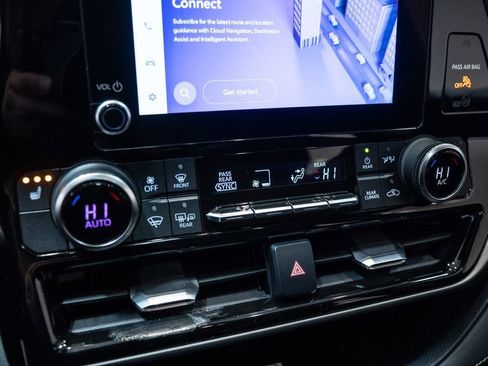 Used 2023 Toyota Highlander XLE AWD/4WD image 25
