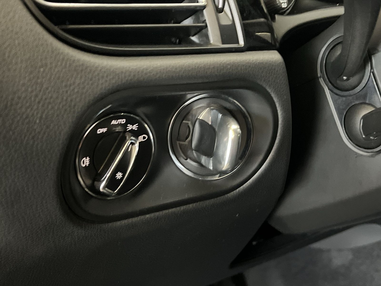 Used 2024 Porsche Macan AWD/4WD image 38