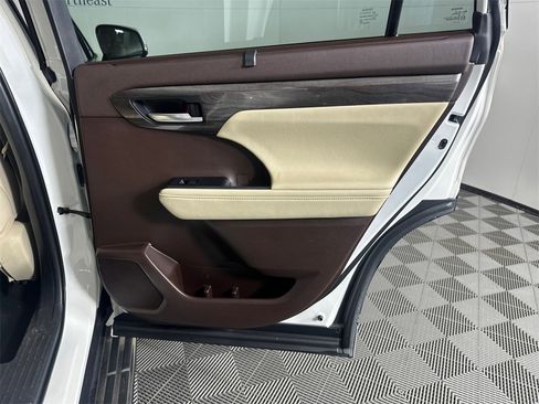 Used 2021 Toyota Highlander Platinum image 16