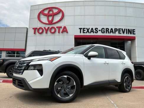 Used 2025 Nissan Rogue SV FWD image 2