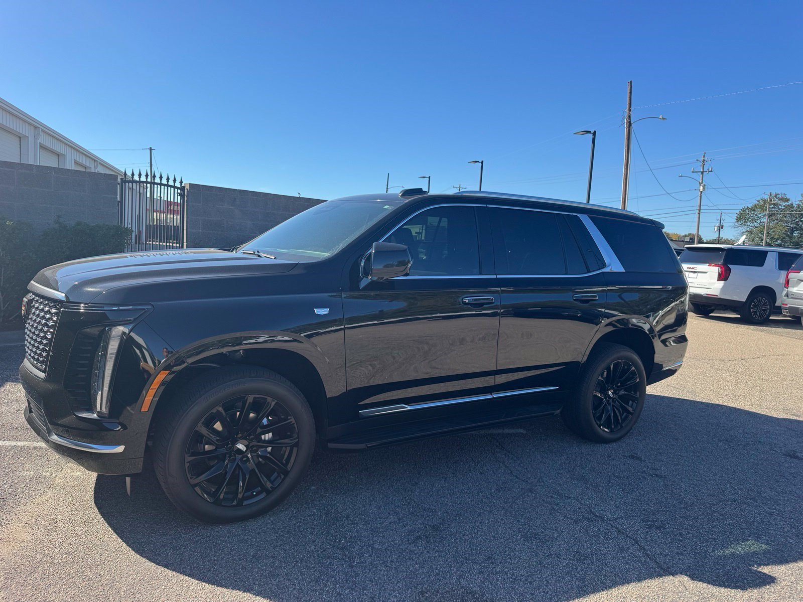 Certified 2025 Cadillac Escalade Luxury RWD image 2