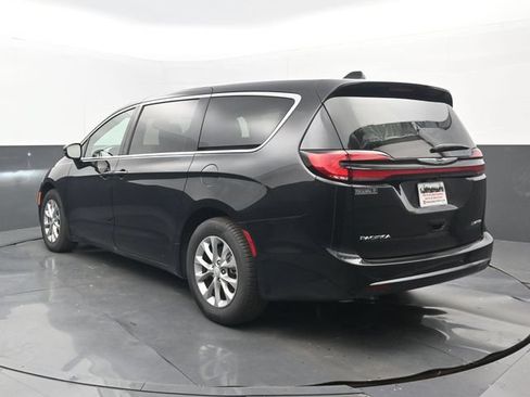 Used 2026 Chrysler Pacifica Limited FWD image 3
