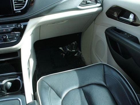 Used 2023 Chrysler Pacifica Limited FWD image 17