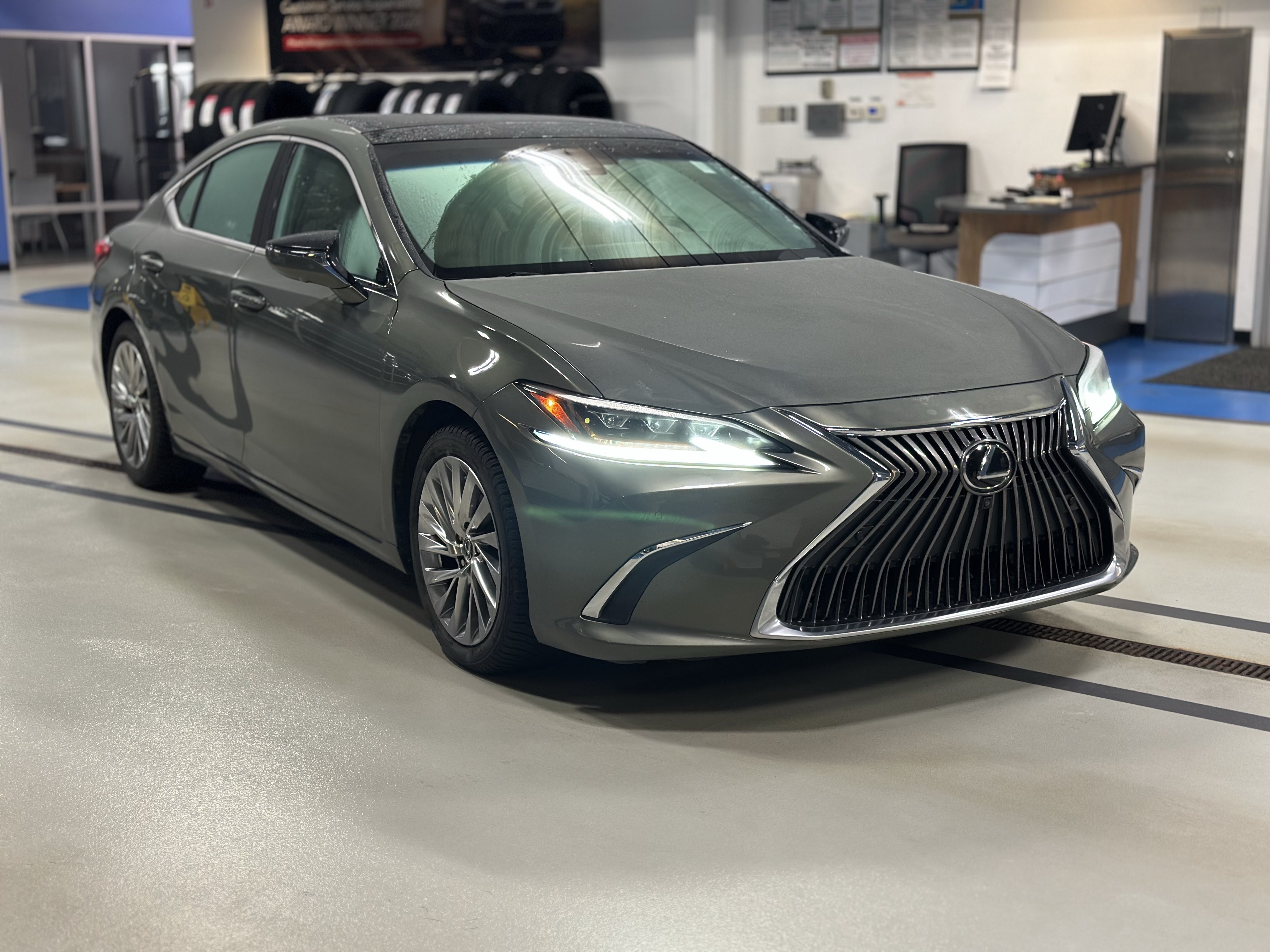 Used 2019 Lexus ES 350 Ultra Luxury w/ Accessory Package 2 FWD image 3