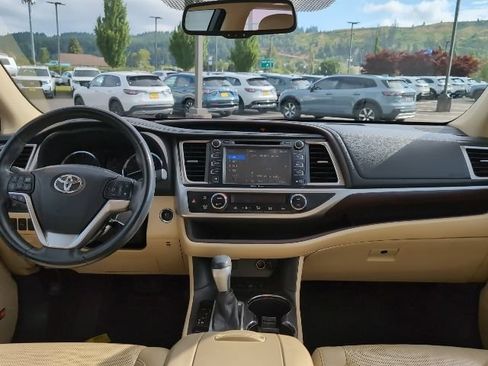 Used 2015 Toyota Highlander Limited AWD/4WD image 10