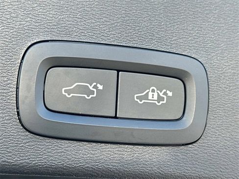 Used 2021 Volvo XC40 T4 Momentum w/ Premium Package image 18