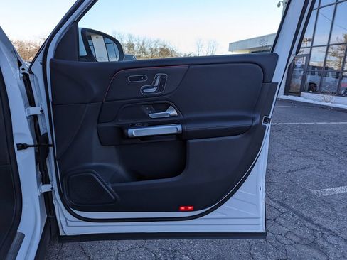 Used 2023 Mercedes-Benz GLB 250 4MATIC image 32