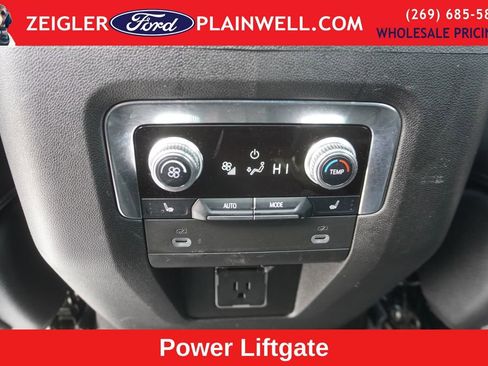 Used 2023 GMC Yukon XL SLT w/ SLT Premium Package image 15