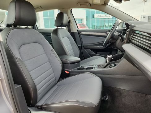 Used 2025 Volkswagen Jetta SE FWD image 15
