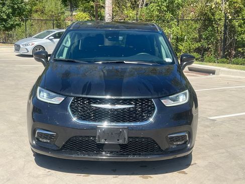 Used 2023 Chrysler Pacifica Touring-L FWD image 2
