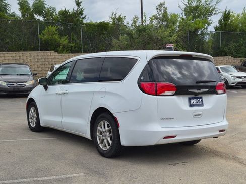 Used 2023 Chrysler Voyager LX FWD image 7