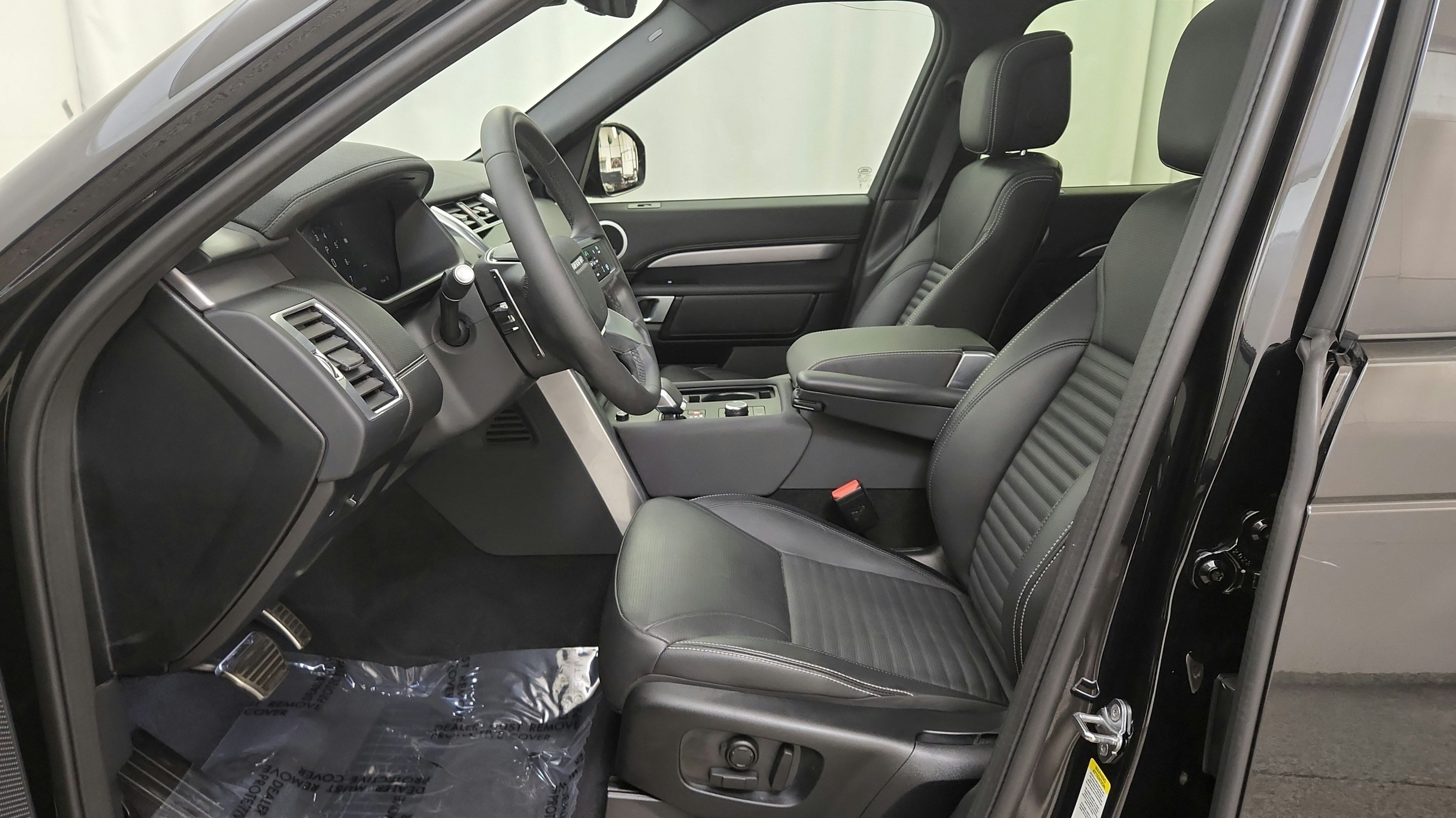 Used 2024 Land Rover Discovery Dynamic SE AWD/4WD image 19