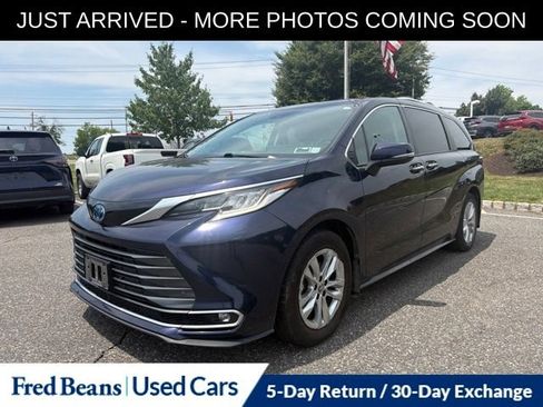 Used 2023 Toyota Sienna Limited AWD/4WD image 3