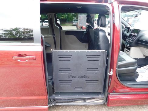 Used 2018 Dodge Grand Caravan SXT FWD image 7
