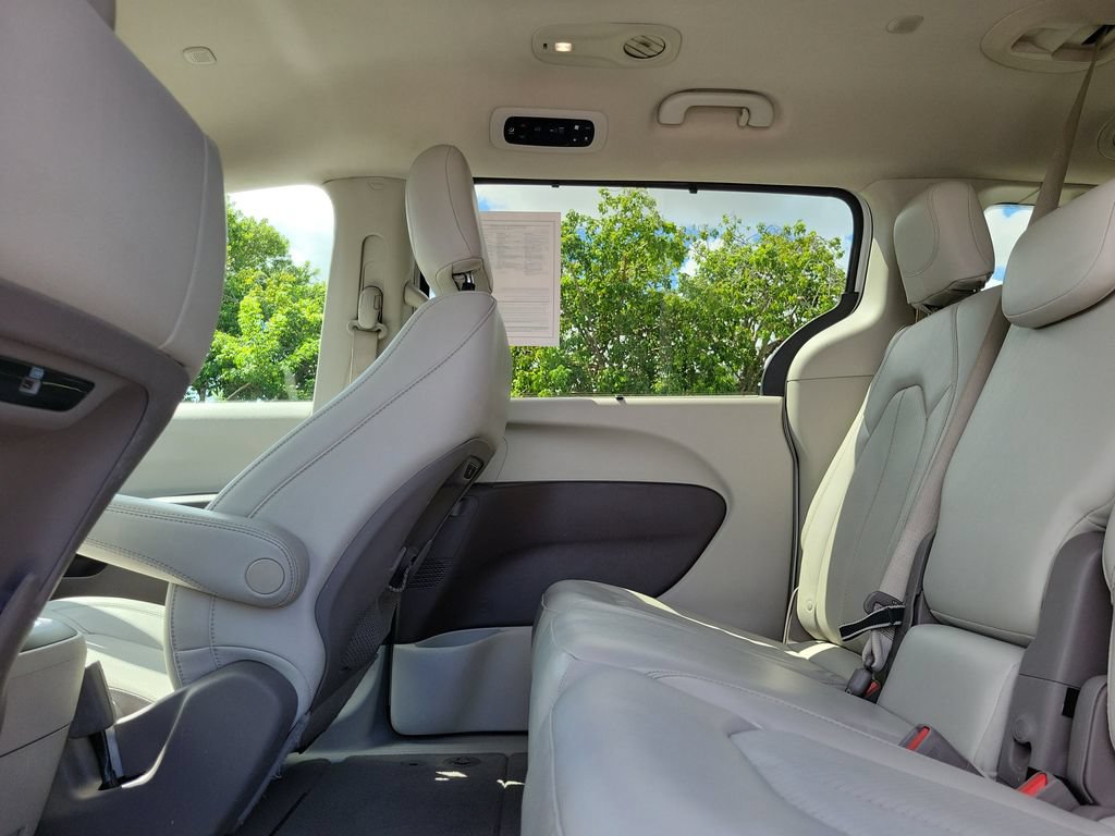 Used 2020 Chrysler Pacifica Touring-L w/ Advanced Safetytec Group FWD image 9