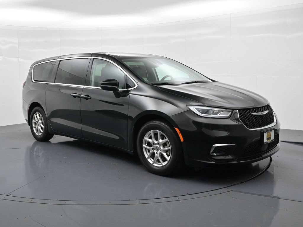 Used 2023 Chrysler Pacifica Touring-L FWD image 4