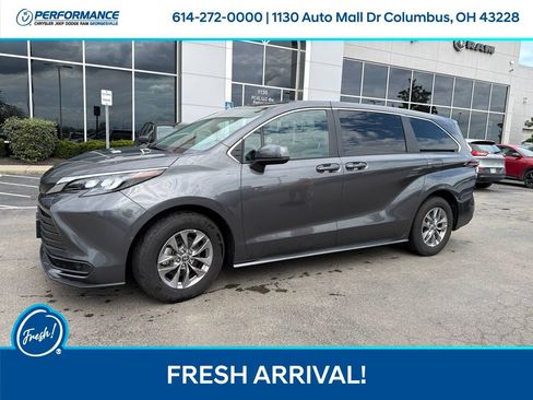 Used 2025 Toyota Sienna LE FWD image 5