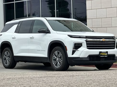 Used 2024 Chevrolet Traverse LT FWD image 2