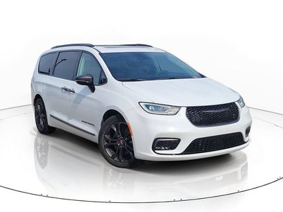 Used 2024 Chrysler Pacifica Touring-L w/ Road Tripper Package