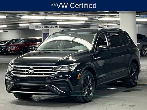 Used 2023 Volkswagen Tiguan SE w/ Panoramic Sunroof Package image 3