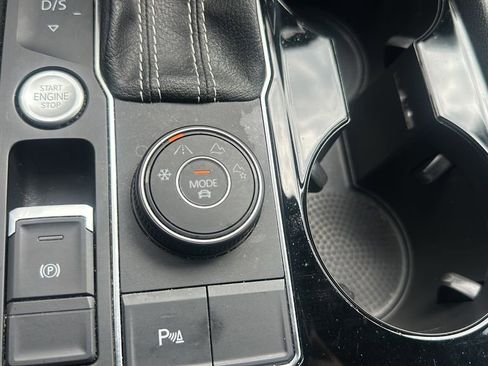 Used 2022 Volkswagen Atlas Cross Sport SEL image 34