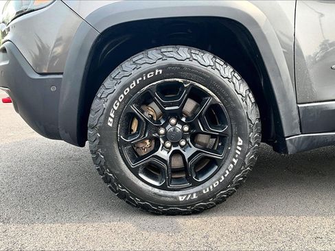 Used 2019 Jeep Cherokee Trailhawk AWD/4WD image 9