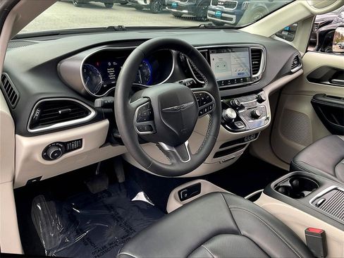Used 2024 Chrysler Pacifica Touring-L image 8