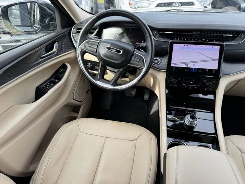 Used 2022 Jeep Grand Cherokee Limited image 4