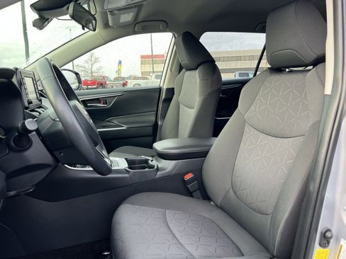Used 2021 Toyota RAV4 XLE image 13