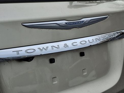 Used 2015 Chrysler Town & Country Touring w/ Driver Convenience Group image 30