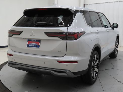 New 2026 Mitsubishi Outlander SE image 3