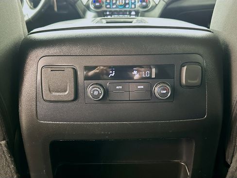 Used 2018 Chevrolet Suburban LS RWD image 23