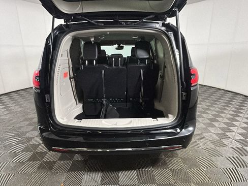 Used 2024 Chrysler Pacifica Limited FWD image 31
