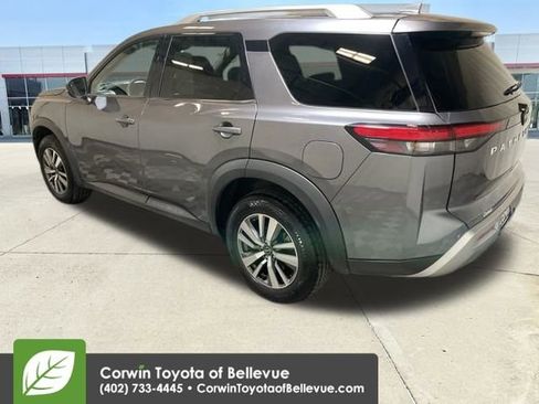 Used 2025 Nissan Pathfinder SL image 3