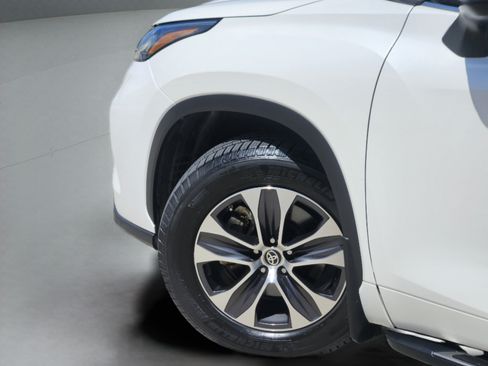 Used 2020 Toyota Highlander XLE FWD image 25