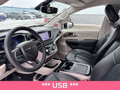 Used 2024 Chrysler Pacifica Touring-L FWD image 16