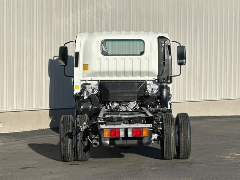 Used 2024 Isuzu NPR RWD image 5