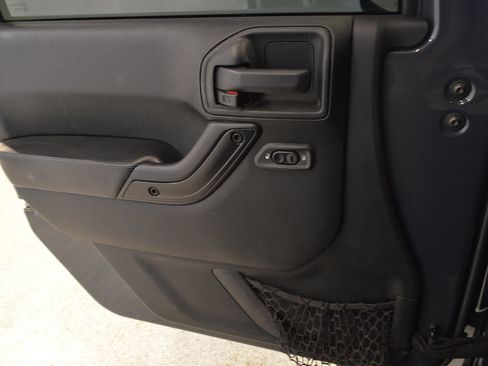 Used 2017 Jeep Wrangler Unlimited Sahara image 15