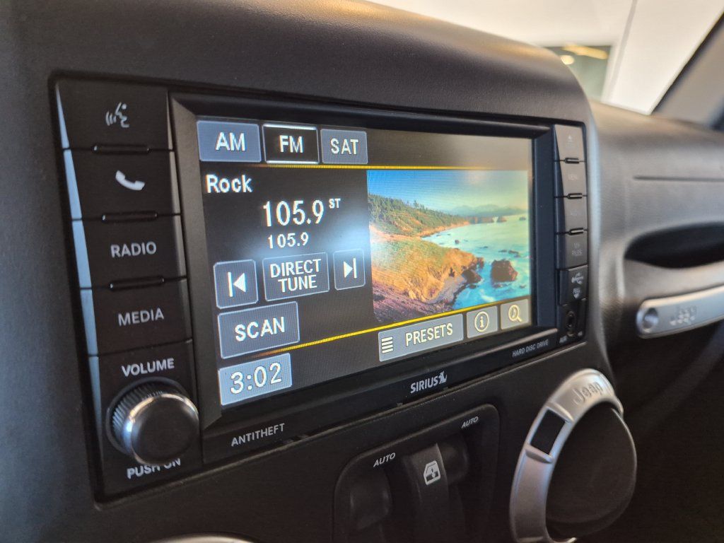 Used 2017 Jeep Wrangler Rubicon w/ Power Convenience Group AWD/4WD image 18