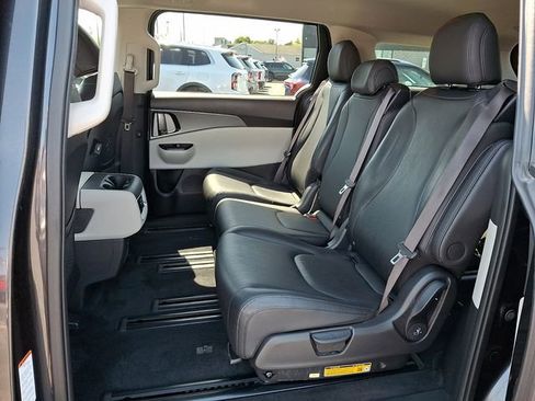 Used 2024 Kia Carnival LX FWD image 10