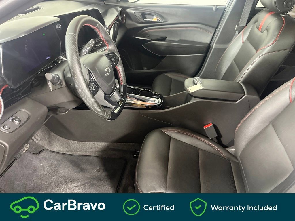 Used 2025 Chevrolet Trax RS w/ Sunroof Package FWD image 17