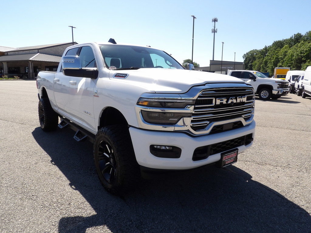 Used 2026 RAM 2500 Laramie AWD/4WD image 11