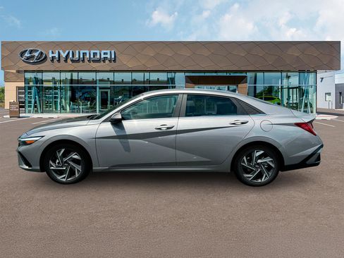 New 2025 Hyundai Elantra Limited FWD image 3