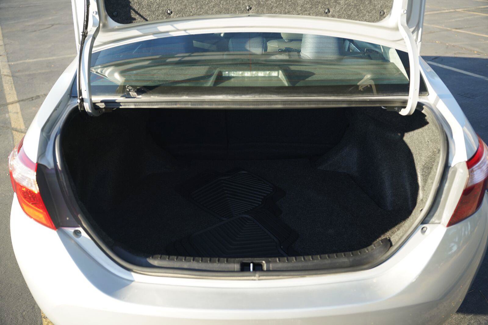 Used 2017 Toyota Corolla LE FWD image 19