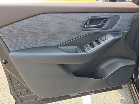Used 2023 Nissan Rogue S AWD/4WD image 19