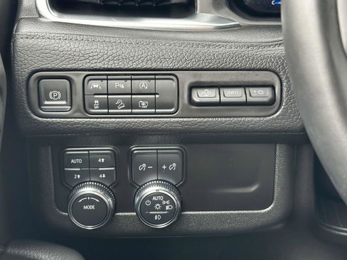 Used 2024 GMC Yukon XL Denali image 6