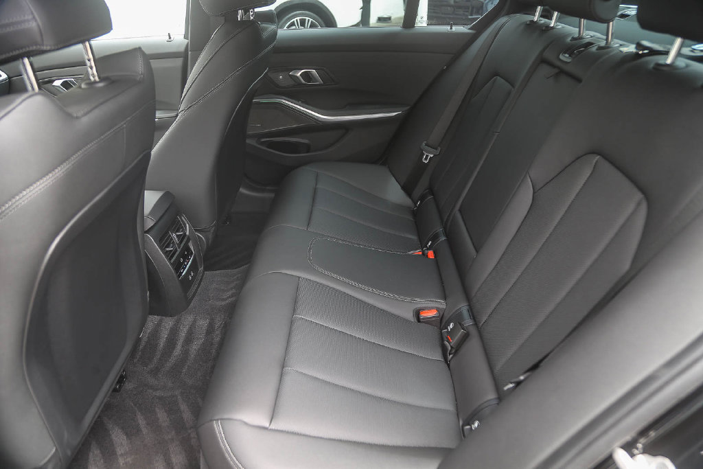 Used 2026 BMW M340i Sedan w/ Premium Package RWD image 15